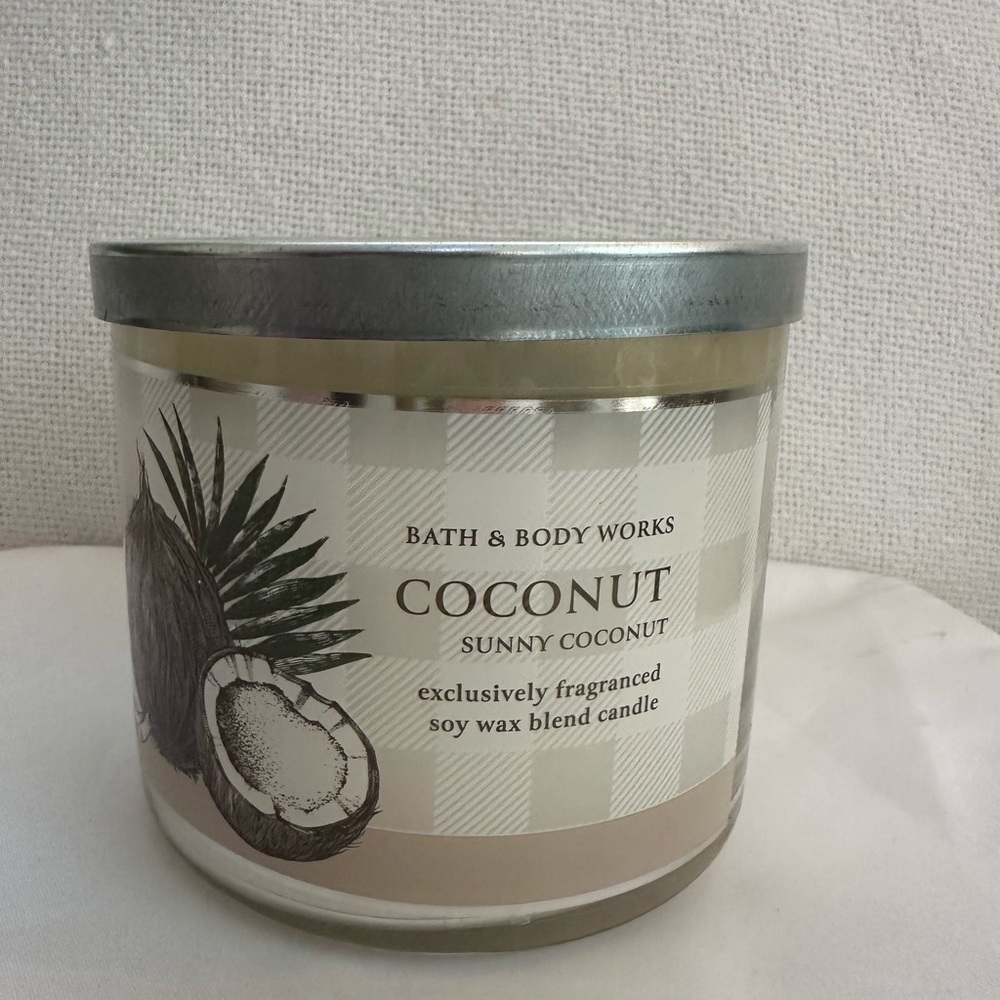 Bath & Body Works Sunny Coconut 3 wick new